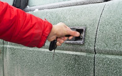 Что делать, если замерзла дверь в машине, не вставляется ключ, ледяные и матовые окна